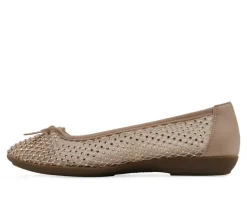 Women's Cliffs by White Mountain Carlicia Flats