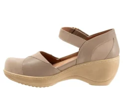 Women's Softwalk Miri Heeled Clogs